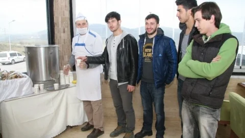 Adapazarı Belediyesi'nden Sakarya Üniversitesi Öğrencilerine Çorba İkramı