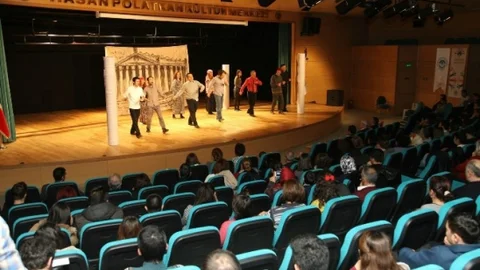 Savaş Karşıtı 'aşk Grevi' Oyunu İzleyicisi İle Buluşuyor