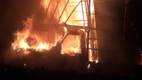 Mobilya Yüklü Kamyonet Kırmızı Işıkta Alev Aldı