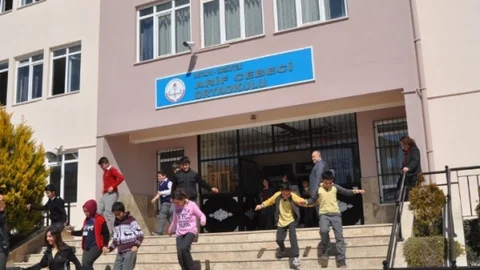 Ortaokul Öğrencilerine Yönelik Yangın Ve Deprem Tatbikatı Düzenlendi