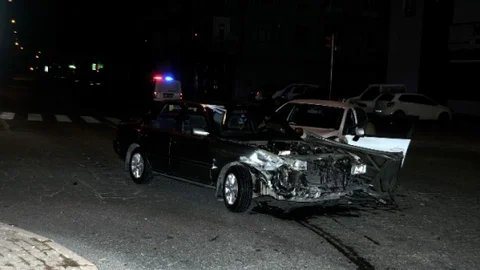 İki Otomobil Çarpıştı 2 Yaralı