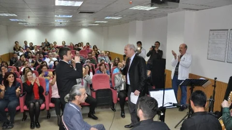 Tıp Bayramında Meslektaşlarına Türkü Söyledi