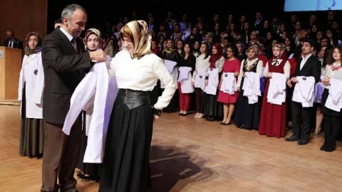 Atatürk Üniversitesi'nde 14 Mart Tıp Bayramı Ve Geleneksel Önlük Giydirme Töreni