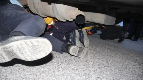 Yük Kamyonunun Altında Kalan Kadını İtfaiye Ekipleri Kurtardı