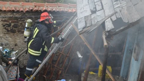 Çıkan Yangın İki Katlı Ahşap Evi Küle Döndürdü