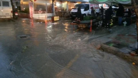 Kuşadası'nda Sağanak Yağmur Etkili Oluyor