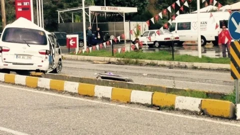 Seyir Halindeki Minibüsün Kapısı Koptu 2'si Ağır 3 Yaralı