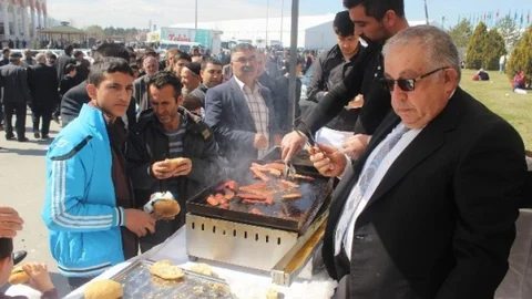 Ticaret Borsası Tarım Fuarı'nda 5 Bin Sucuk Ekmek Dağıttı