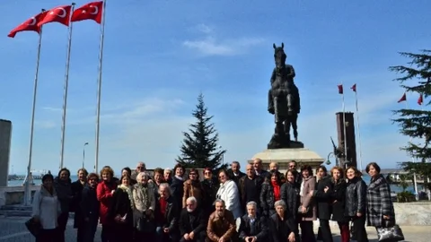 Öğretmen Okulu Mezunları Atatürk Anıtına Çelenk Koydu