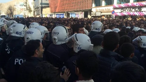 Cadde Ortasında Eşine Silahla Ateş Eden Şahıs Linç Edilmek İstendi