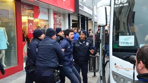 Protestocu Gruba Müdahale