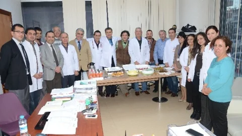 Tıp Bayramı'nı Pasta Keserek Kutladılar