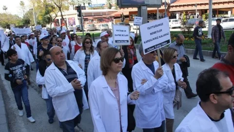 Sağlıkçılar Önlükleriyle Yürüdü