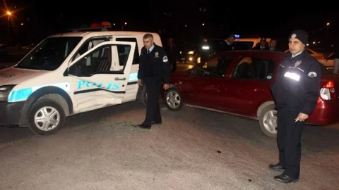 Otomobil İle Polis Aracı Çarpıştı 1 Polis Yaralı