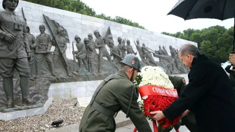 Cumhurbaşkanı Erdoğan Şehitler Abidesi'ni Ziyaret Etti