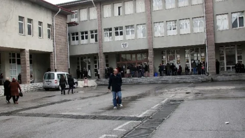 YGS'de Kimliğini Unutanların İmdadına Polis Yetişti