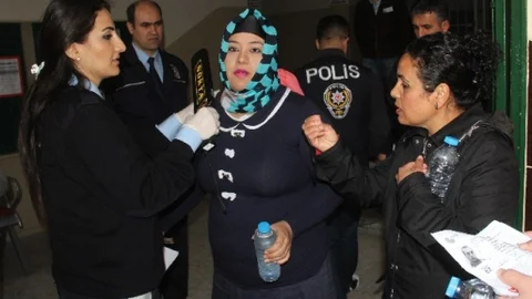 YGS'de Küpesi Çıkmayan Aday Zor Anlar Yaşadı