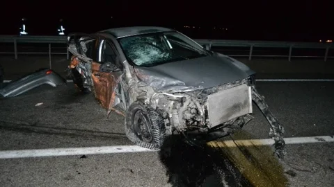 Otomobil Bariyerlere Çarptı 2 Yaralı