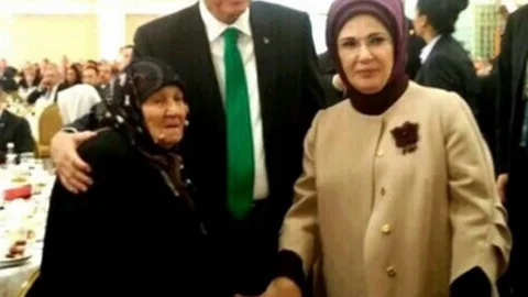 Cumhurbaşkanı Erdoğan Balıkesir'in En Yaşlı Kadını İle Hatıra Fotoğraf Çektirdi