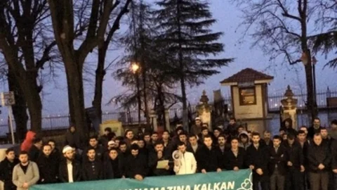 Bursalı Gençler Sabah Namazının Ardından Suriye'deki Vahşeti Kınadı