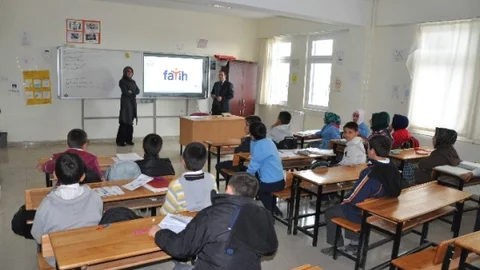 Sincik İlçesinde Okullara Akıllı Tahta Kuruldu