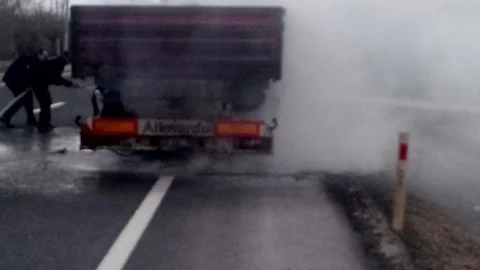 Seyir Halindeki Tir'ın Patlayan Lastiği Yandı