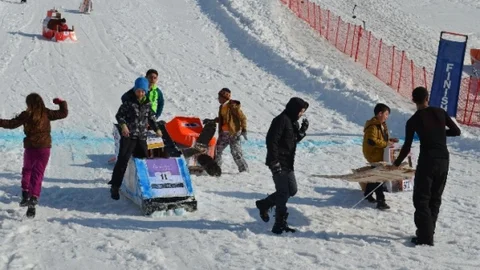 Kartondan Yaptıkları Kızaklarla DÜşe Kalka Yarıştılar