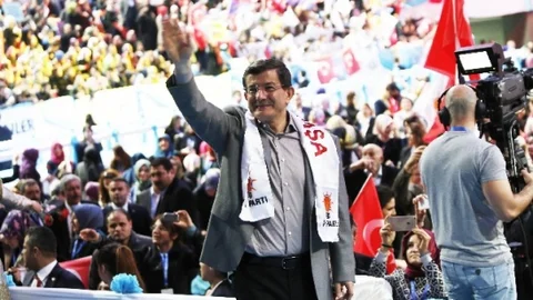 Başbakan Davutoğlu ''Bu Ülkede Böyle Bir Başbakan Hükmettiği İçin Özür Diliyorum''