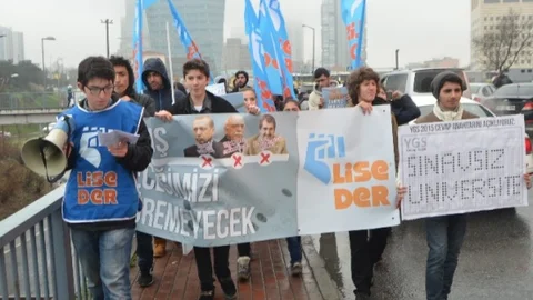 Liseliler Ösym Binası Önünde YGS'yi Protesto Etti