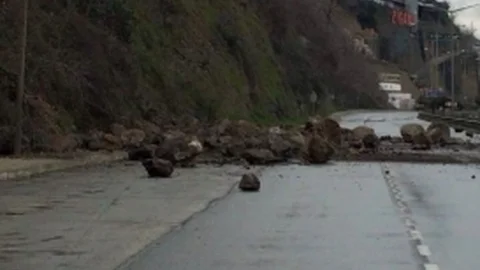 Karadeniz Sahil Yolu'nda Ulaşım Güçlükle Sağlanıyor