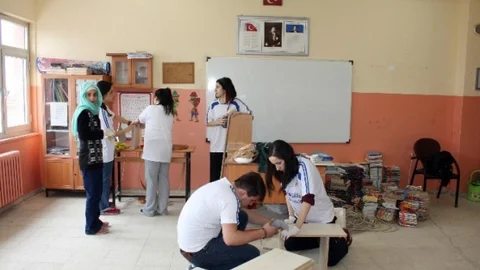 Köy Okulunda Çocukların Yüzünü Güldürdüler