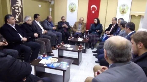 Emine Karaçuha Yılmaz “Sizlerin İçinden Geliyorum”