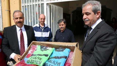 Başkan Demirkol Öğrencilere Formalarını Dağıttı