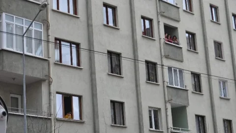 Yaşı 10'u Geçmeyen Bir Çocuk Evinin Camından Feci Kazayı Cep Telefonuyla Görüntüledi