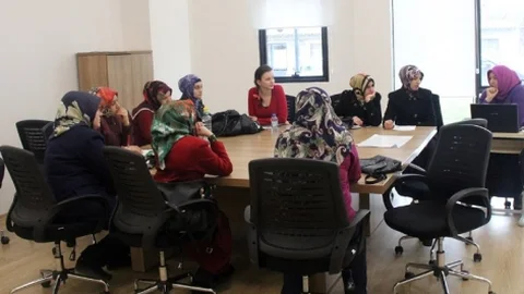 Aile Kurslarında Eğitimler Devam Ediyor