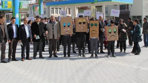 Kitap Okumak İçin Yürüyüş Yaptılar