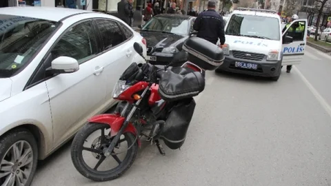 Motosiklet Yayaya Çarptı 2 Yaralı