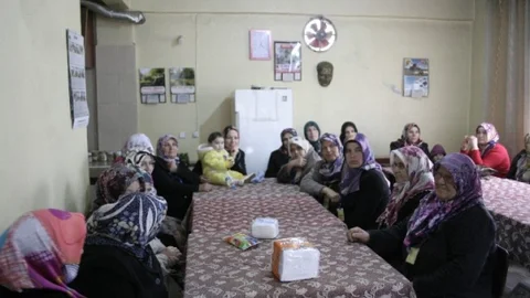 Kadın Çiftçiler Belgelerini Aldı