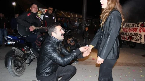 Üniversite Önünde Sürpriz Evlenme Teklifi