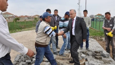 Mahalle Yollarına Taş Döşeniyor