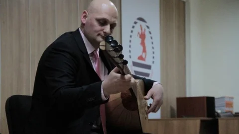 Emin Sancak'tan İlk Kişisel Çalgı Sergisi