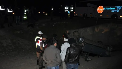 Otomobil Alt Geçide Uçtu 3 Yaralı