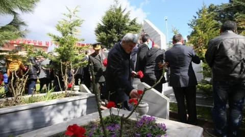 Başkan Karaosmanoğlu Şehit Mezarlarına Karanfil Bıraktı