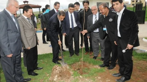 Öğrenci Ve Öğretmenler Nevruz Halayı Çekti
