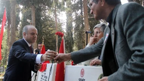 Mersin Şehitliğinde Hüzünlü Tören