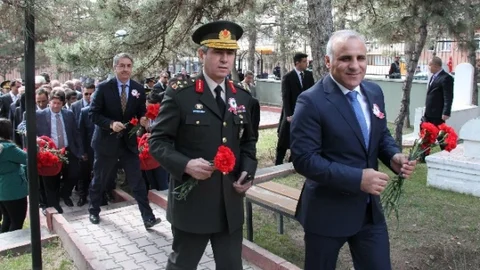 Şehitler İçin Dua Edilip Karanfil Bırakıldı