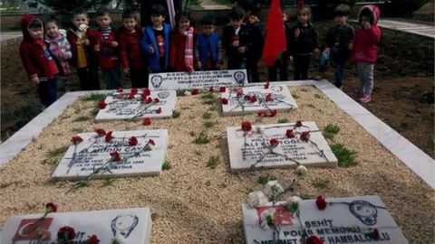 İlk Adım Çocuk Gelişim Akademisi Öğrencileri Şehitlerin Mezarını Ziyaret Etti