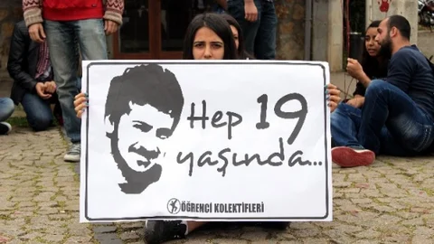 Dilek Feneri Eylem Yapan Öğrencilerin Elinde Yandı