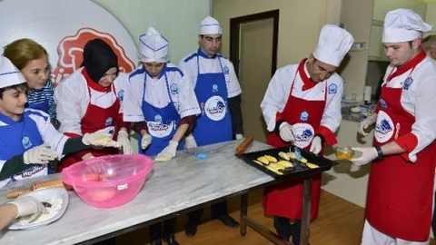 Başkan Edebali Eline Oklava Alıp Hamur Açtı