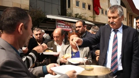 Seyhan Belediyesi Vatandaşlara Çorba Hoşaf Ve Ekmek Dağıttı